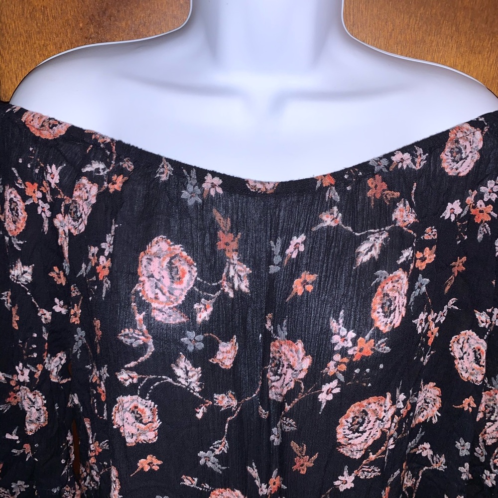 🌸 NWT Floral Off the Shoulder Top 🌸